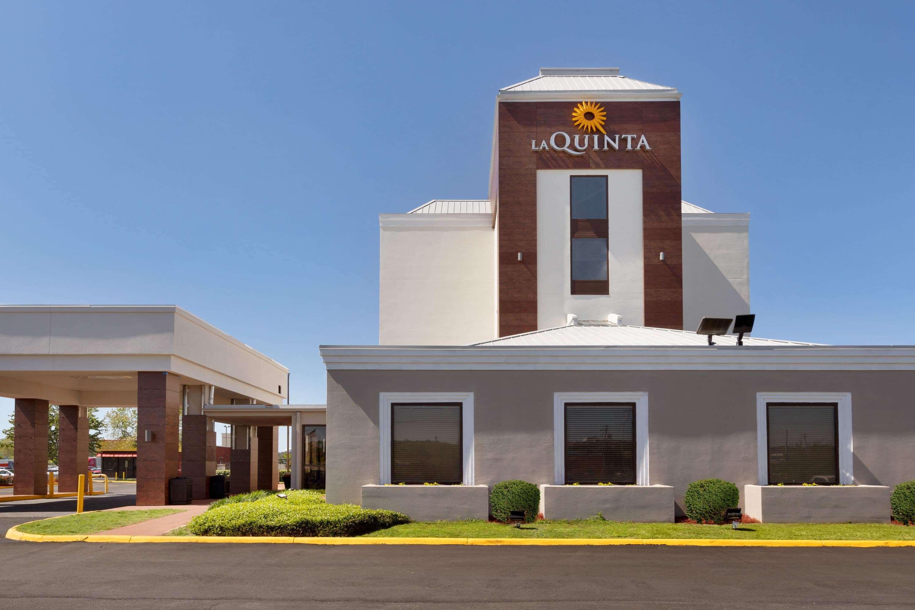 La Quinta Inn & Suites By Wyndham Dothan Exterior photo
